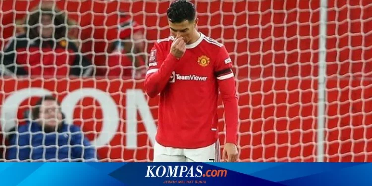 Liverpool Vs Man United: Pita Hitam dan Tepukan Cinta Anfield untuk Ronaldo Halaman all