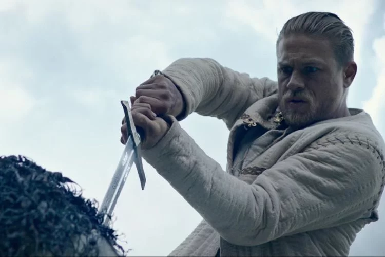 Sinopsis Film King Arthur Legend Of The Sword, Awal Mula Kerajaan Inggris, di Bioskop TransTV Tengah Malam