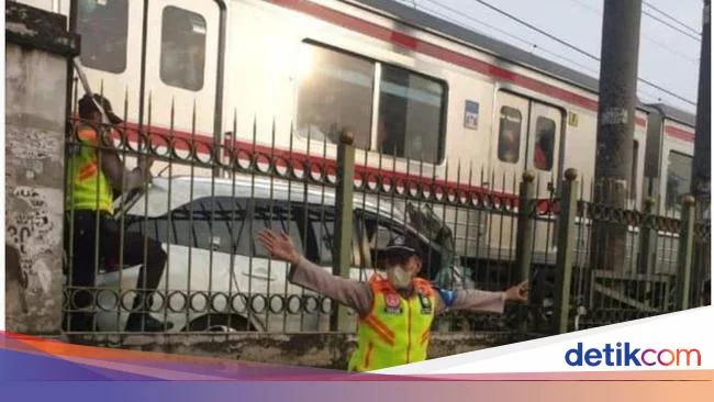 Tertabrak KRL di Perlintasan Citayam Depok, Mobil Terjepit-Rusak Parah