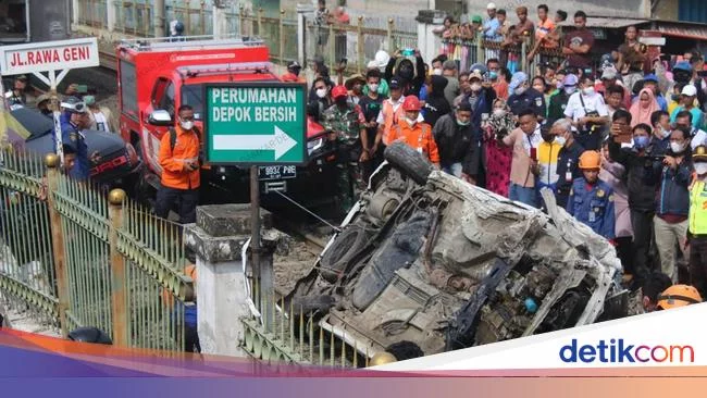 6 Fakta Kecelakaan Mobil Vs KRL di Citayam Bikin Macet di Mana-mana