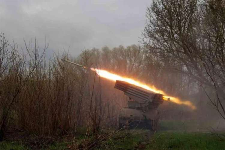 Zelensky Desak Dunia Internasional Kirim Lebih Banyak Senjata Berat ke Ukraina