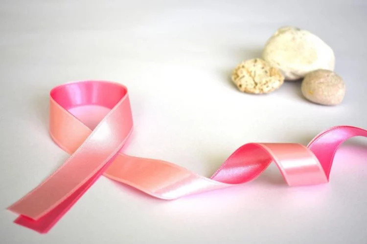 Sambil berbaring wanita disarankan deteksi kanker payudara sendiri, begini caranya
