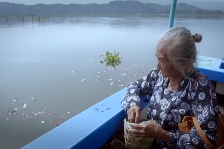 Sinopsis dan Link Film Ziarah Viral di TikTok, Berceritakan Kisah Mbah Sri yang Mencari Makam Sang Suami