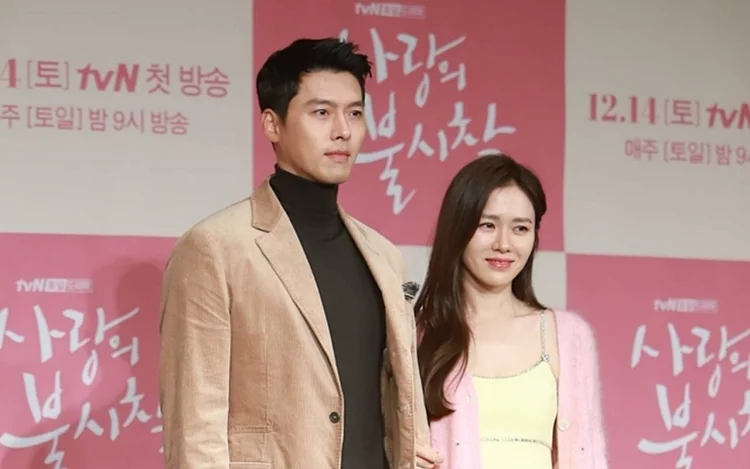 Son Ye Jin dan Hyun Bin Pakai Barang-Barang Couple Saat Bulan Madu Curi Perhatian