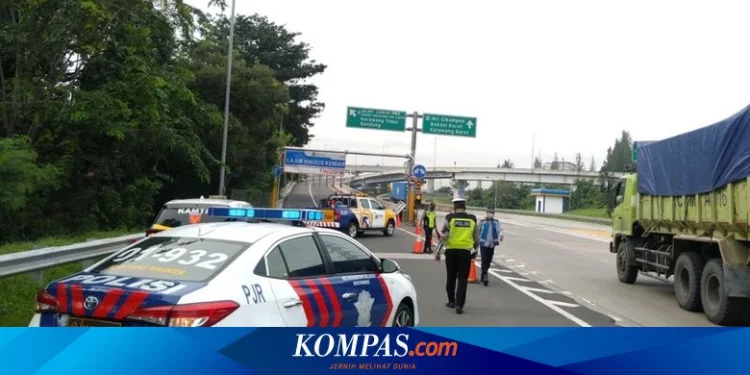 Macet, Akses Jalan Layang Tol MBZ Arah Cikampek Ditutup Sementara