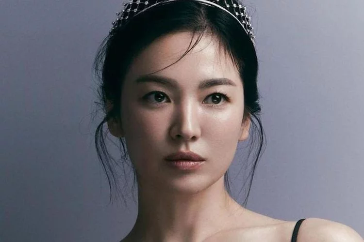 Anti Kalem, Song Hye Kyo Pakai Baju Terbuka Saat Ngemper di Jalanan Paris: Hot Abis!