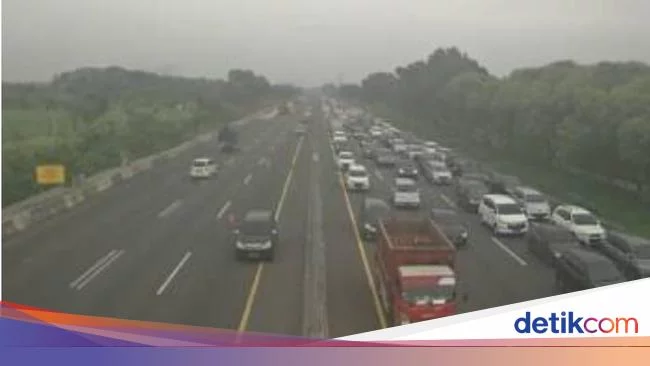 Lalin Macet Dipadati Pemudik, Contraflow di Tol Jakarta-Cikampek Diberlakukan