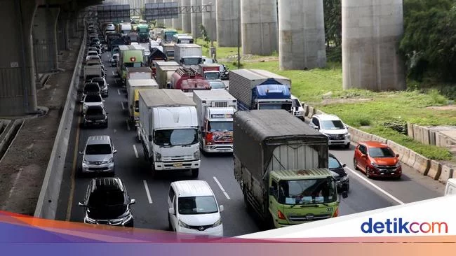 Tol Jakarta-Cikampek Macet, Polisi Berlakukan Sistem Contra Flow