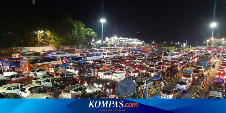 Puncak Arus Mudik Sudah Lewat, H-1 Lebaran Kendaraan Masih Padati Pelabuhan Merak