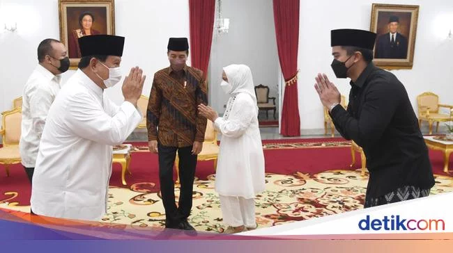 Silaturahmi Penuh Tawa Prabowo dan Jokowi Saat Idul Fitri