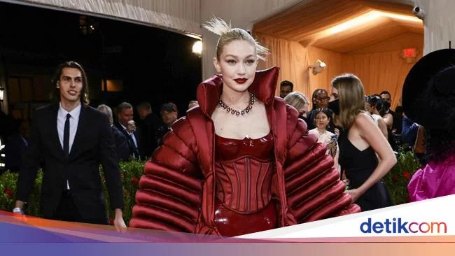 8 Pesona Gigi Hadid di Met Gala 2022, Bikin Heboh Foto Bareng Johnny NCT