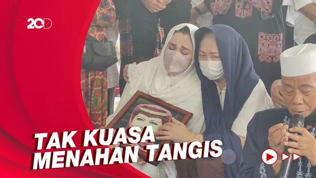 Tangis Nia Zulkarnaen Pecah di Pemakaman Mieke Wijaya
