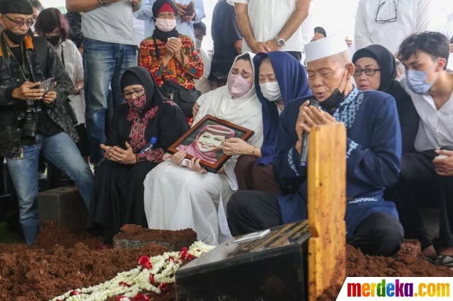Foto : Tangis Keluarga Iringi Pemakaman Artis Senior Mieke Widjadja