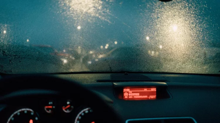 5 Cara Melenyapkan Embun dari Kaca Mobil yang Mengganggu saat Berkendara