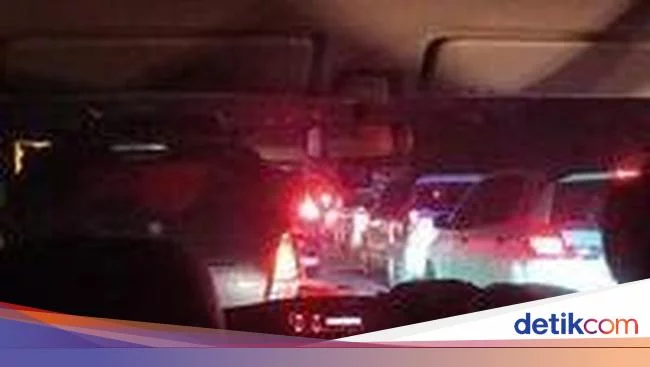 Jalur Kiri One Way Tol Cipali Arah Jakarta Macet Parah, Jalur Kanan Lancar