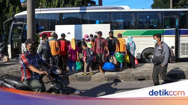 Arus Balik, Warga Mulai Tiba di Terminal Kampung Rambutan