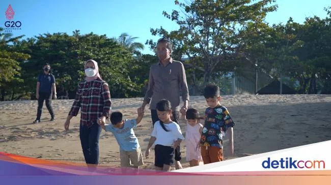 Presiden Jokowi Ajak 4 Cucu Main Air di Pantai Nusa Dua Bali