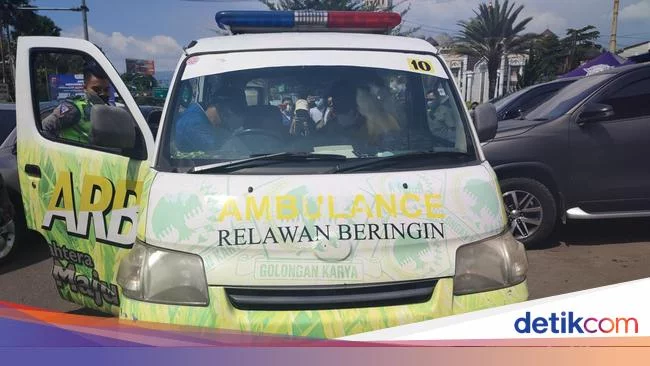 Ambulans Logo Golkar Angkut Wisatawan Terobos One Way Berujung Ditilang