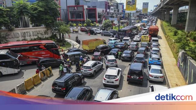Macet Mengular ke Mana-mana Saat One Way Tol Arah Jakarta