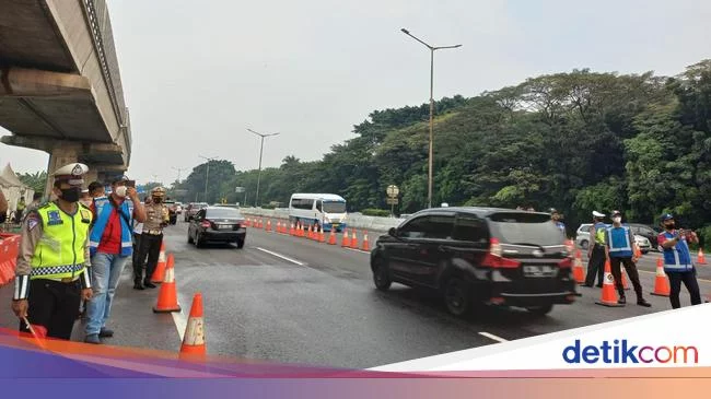 Jalur Arteri Macet, One Way Diubah Jadi Contraflow di Km 28-Km 3 Tol Japek