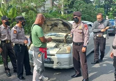 Korsleting AC, Suzuki Aerio Terbakar di Jalanan Padat Yogyakarta