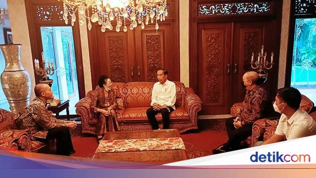 Jokowi Silaturahmi ke Kediaman Mooryati Soedibyo