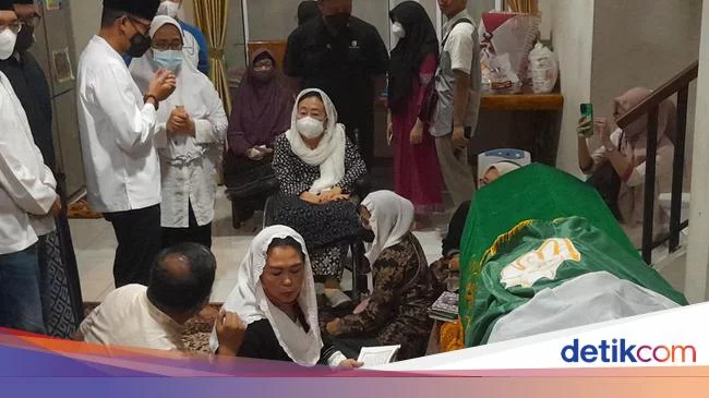 Istri Almarhum Gusdur Datangi Rumah Duka Lily Wahid