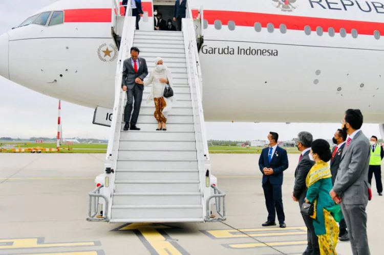 Sempat Transit 2 Jam di Amsterdam, Jokowi Diperkirakan Tiba di Amerika Serikat Hari Ini