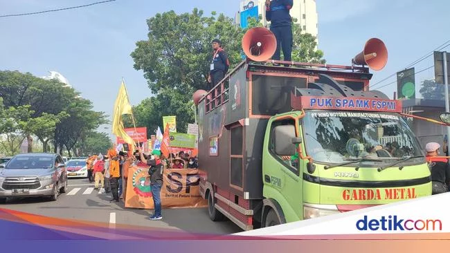 Buruh Kumpul di Gerbang Pemuda Bersiap Long March ke DPR, Lalin Tersendat