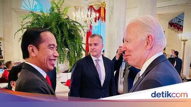 Senyum Lebar Jokowi Sembari Undang Biden ke G20 di Bali