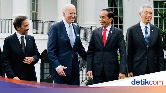 Senyum Jokowi di Samping Biden