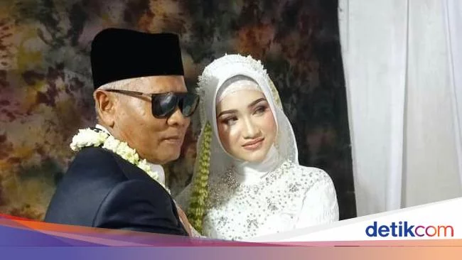 Potret Momen Kakek Cirebon Nikahi Gadis 19 Tahun