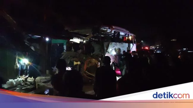 Tabrak Mobil hingga Rumah, Begini Detik-detik Bus Kecelakaan Maut di Ciamis