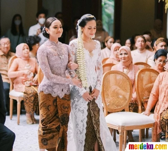 Foto : 5 Potret Amanda Khairunnisa di Pernikahan Sang Kakak Maudy Ayunda, Cantik Banget