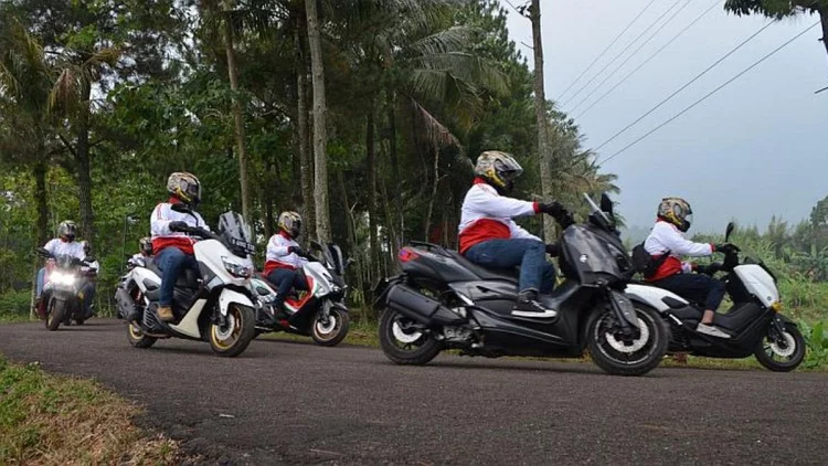 Begini Cara Berkendara Motor yang Aman dan Enggak Bikin Cepat Lelah