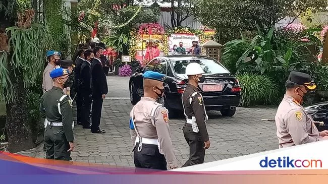 Mobil Wapres Ma'ruf Amin Masuk Gedung Graha Saba, Disusul Rombongan Jokowi