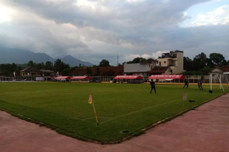 Desa Cisayong ubah bekas lahan sampah menjadi lapangan bola internasional