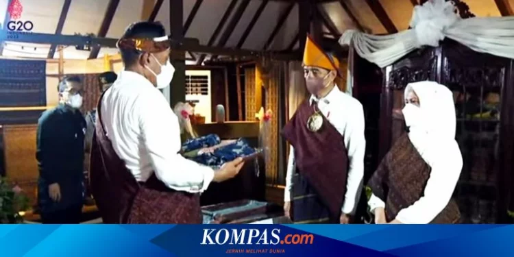 Presiden Jokowi Terima Gelar Adat dari Masyarakat Ende