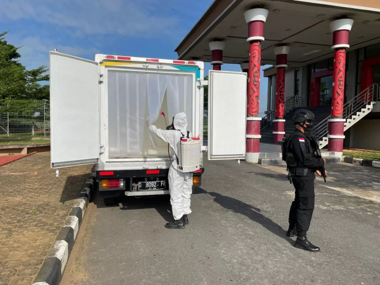 Satbrimob Polda Kalbar  Patroli Pengawalan Vaksin Moderna Dari Bandara Internasional Supadio Ke Kantor Dinkes Provinsi