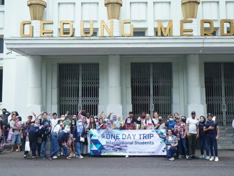 Keseruan One Day Trip Mahasiswa Internasional ITB: Pengenalan Budaya dan Keliling Kota Bandung -