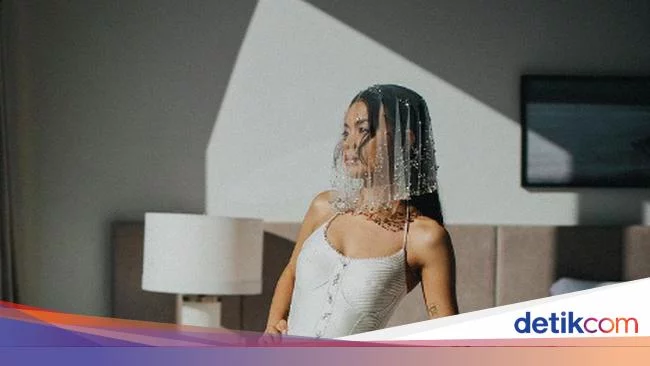 Menikah, Eva Celia Tampil Cantik Pakai Gaun Berpotongan Korset