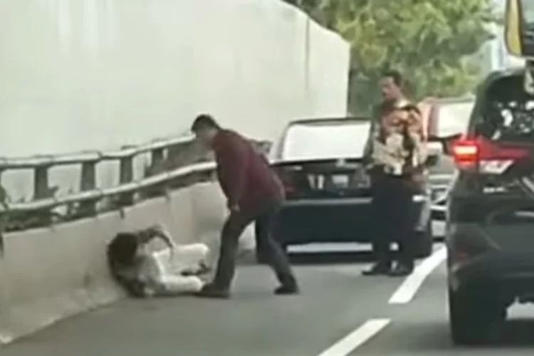 Viral, Peristiwa Penganiayaan yang Terjadi di Pinggir Jalan Tol Jakarta Selatan, 2 Pelaku Ditangkap