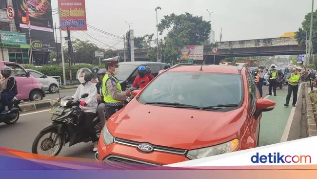 Antar Anak ke RS, Mobil Pelat Ganjil Diizinkan Melintas Gage Fatmawati Jaksel
