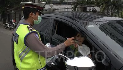 Sebanyak 40 Mobil Melanggar Aturan Ganjil Genap di Jalan Pramuka