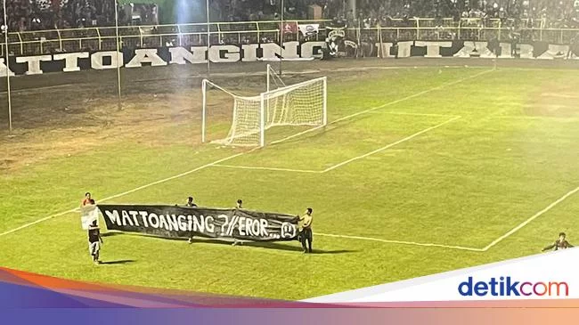 PSM Makassar Vs Sulut Usai, Suporter Bentangkan Spanduk 'Mattoanging Error'
