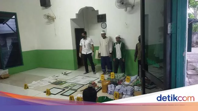Polisi Geledah Kantor Khilafatul Muslimin Surabaya, Buku-Surat Disita
