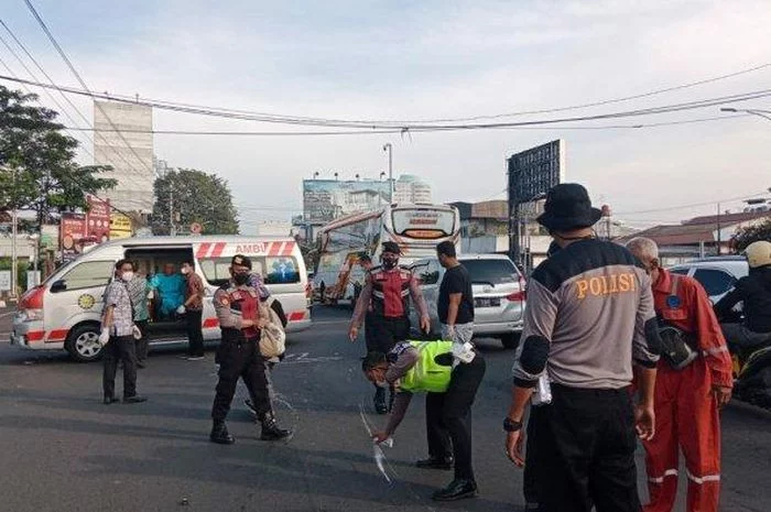 Pemotor Honda Supra X Kurang Fokus Tewas Diseruduk Bus Trans Semarang dari Belakang - Semua Halaman