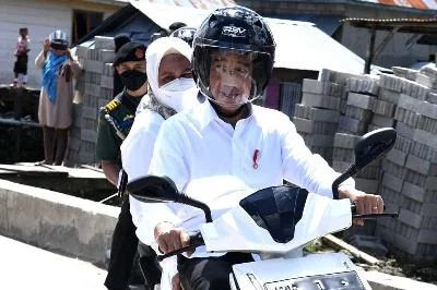 Presiden Jokowi dan Ibu Negara Jajal Motor Listrik di Wakatobi