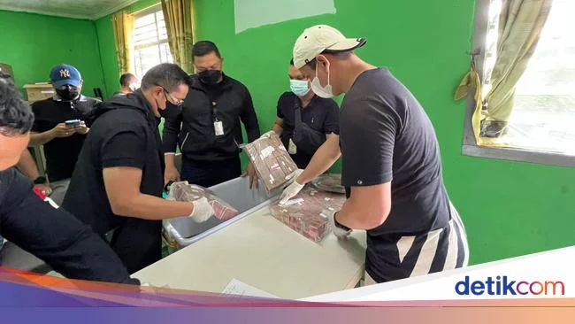 Penampakan Duit Miliaran Disita Polisi di Markas Khilafatul Muslimin Lampung