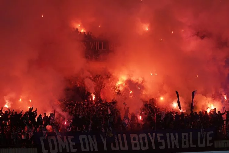 MERINDING! Momen Suporter Persib Bandung Nyanyikan Lagu Khas YNWA Liverpool, Stadion GBLA Menggema